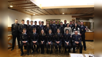 Ehrungen und Beförderungen stehen bei der Jahreshauptversammlung der Feuerwehr Oberköblitz im Mittelpunkt. (Bild: Norbert Friedl/exb)