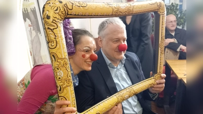 Mit Herz und roter Nase begleitete Landrat Richard Reisinger die Gründung des Vereins „Gute Laune Clowns” an der Seite der Vorsitzenden Judith Gleixner. (Bild: Helga Kamm)