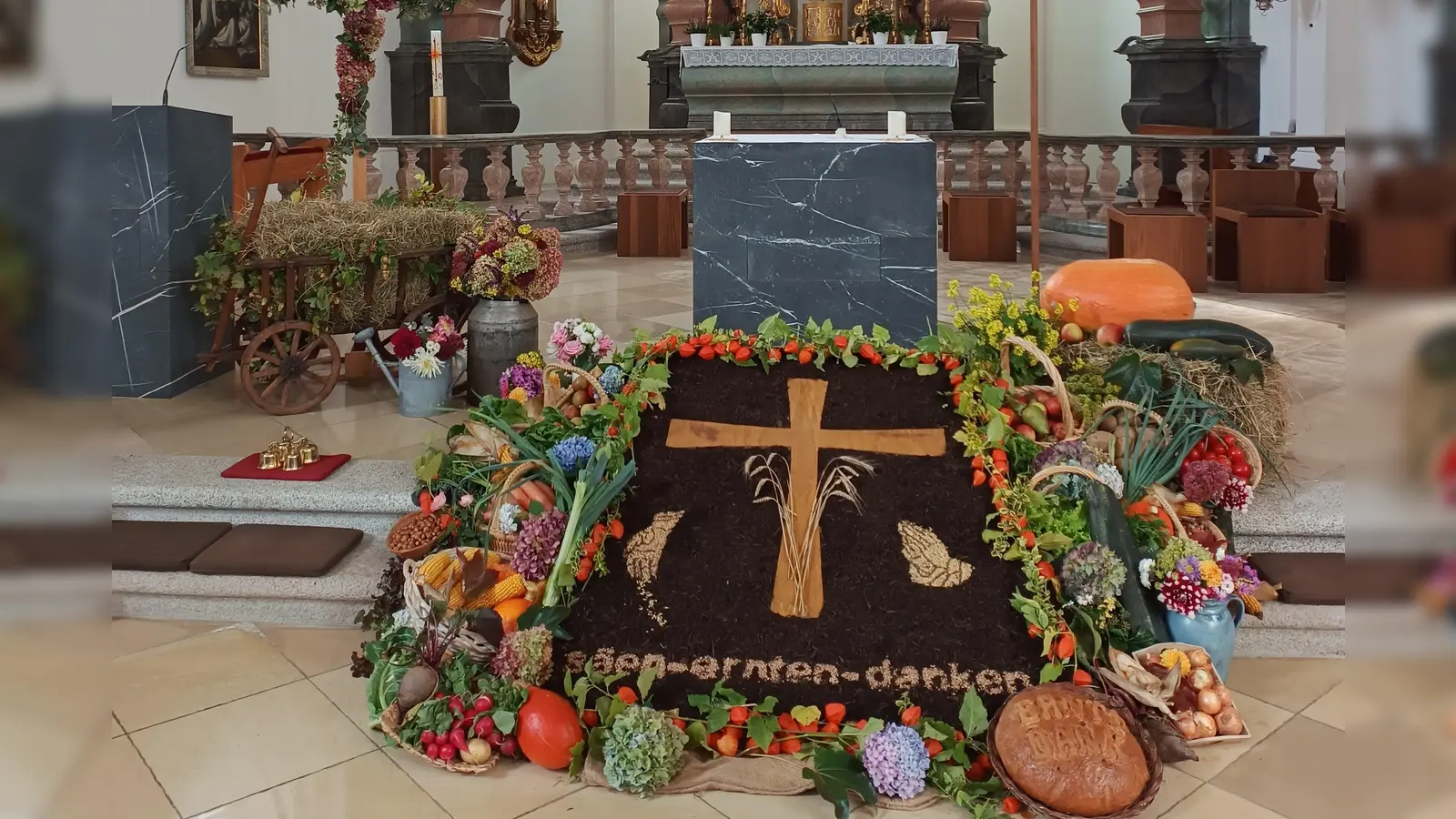 Erntedankaltar in der Wallfahrtkirche Fahrenberg (Bild: Andrea Weig)