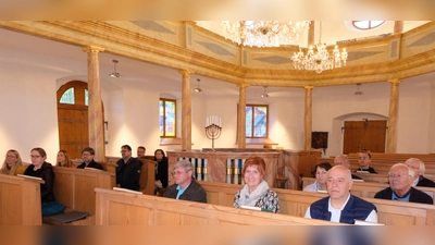 Einen aufmerksamen Zuhörerkreis durch die Mitglieder des Neustädter Lions-Club konnte Bürgermeister a. D. Fred Lehner bei seinem Vortrag und Führung in der Synagoge willkommen heißen. (Bild: Fred Lehner)