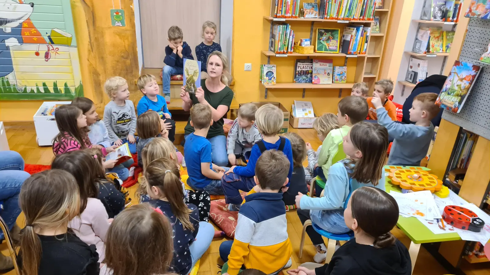 26 Kinder kamen zur Vorlesestunde mit Sabine Bayerl in die Bücherei Kulmain.  (Bild: Gemeindebücherei Kulmain/exb)