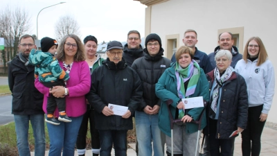 Nicht nur die teilnehmenden Organisationen, sondern auch Steffi Dötsch (vorn Zweite von rechts) und die Kinderkrebshilfe Oberpfalz Nord (vorn Zweiter von links: Vizevorsitzender Andreas Steinl neben Bürgermeisterin Carmen Pepiuk) freuten sich über eine Spende aus dem Erlös des Trabitzer Adventszaubermarktes. (Bild: Bernhard Piegsa)