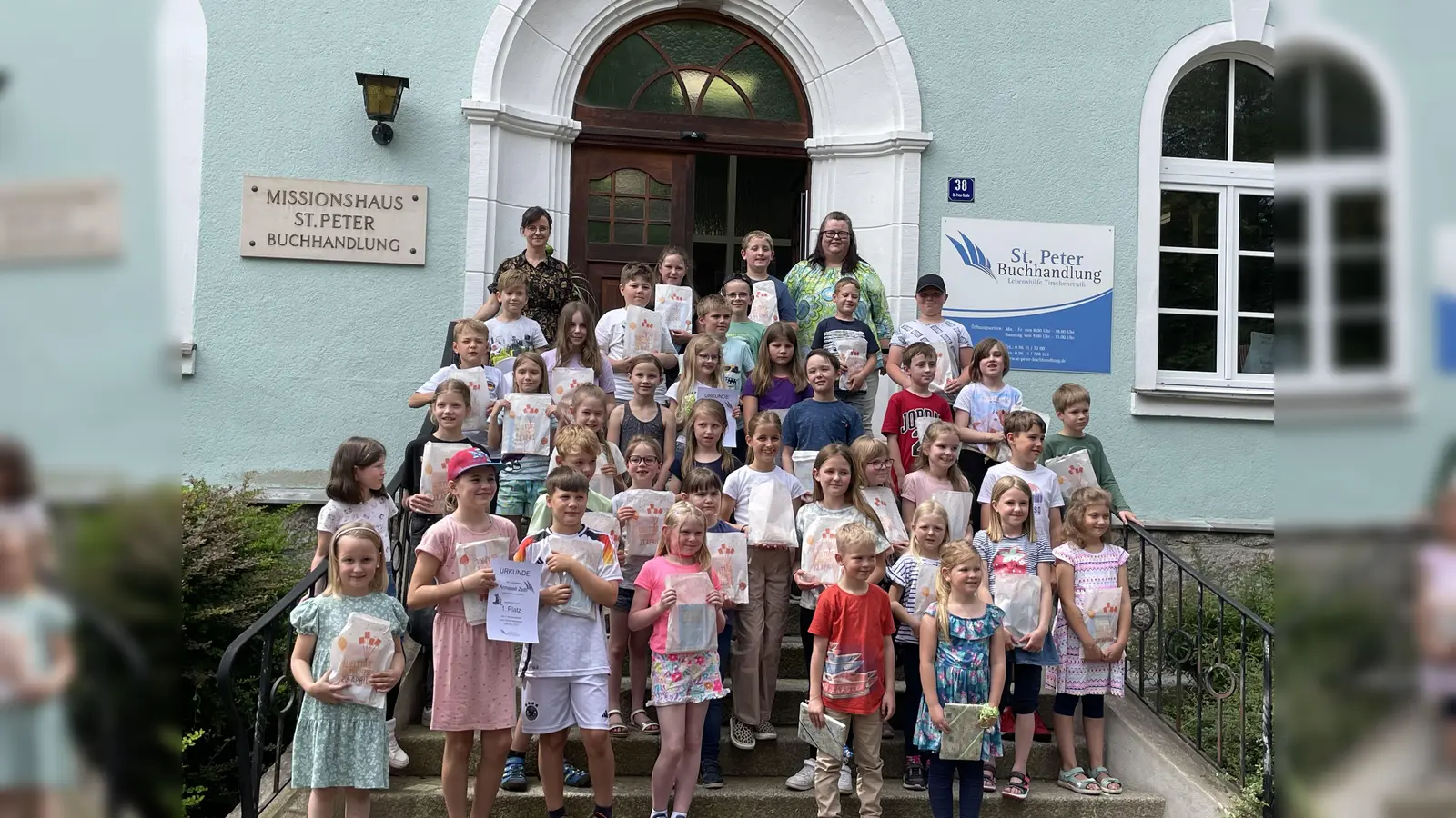 In Zusammenarbeit mit den Grundschulen im Landkreis zeichneten Buchhändlerin Kathrin Meißner (hinten, links) und Leiterin Margot Konz (hinten, rechts) von der St.-Peter-Buchhandlung die fleißigsten Leser aus. (Bild: Stefanie Faget/exb)