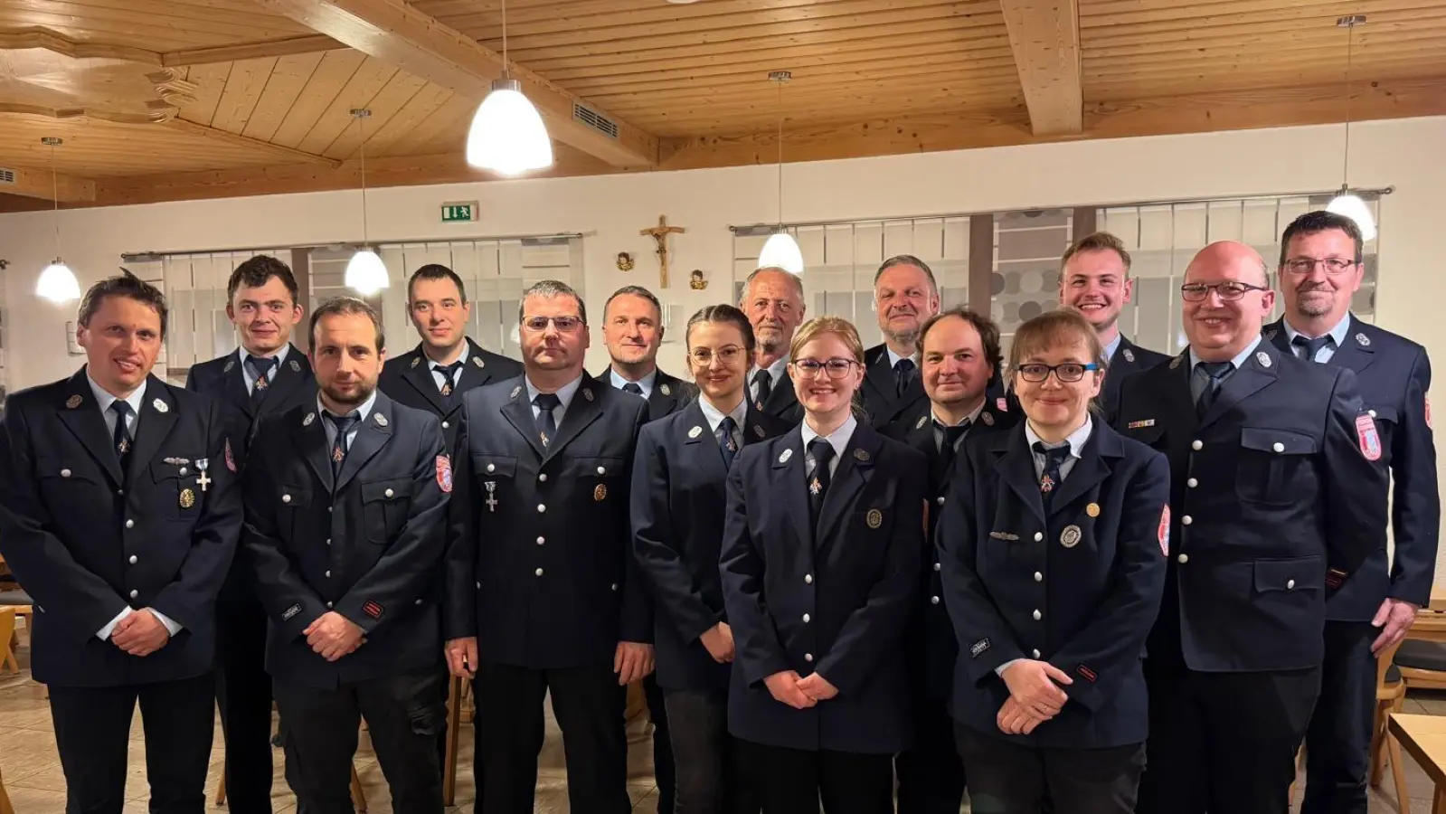 Die neu gewählte Vorstandschaft. von hinten links: Beisitzer Lukas Veigl-Meyer, Georg Weber jun., die Vorstände Matthias Müller, Wolfgang Veigl-Meyer und Hans Prieschenk, 2. Kommandant Lukas Kopp, Kassier Bernhard Schraml, Mittlere Reihe: Schriftführer Martin Hautmann, Fahnenträger Thomas Koller, Beisitzer Josef Kreuzer jun., Jugendwartin Anna Veigl-Meyer, Beisitzer Gerhard Weismeier, 1. Kommandant Florian Müller, Vorne von rechts: Frauenbeauftragte Eva König, Beisitzerin Katharina Kopp.  (Bild: Hans Prieschenk)