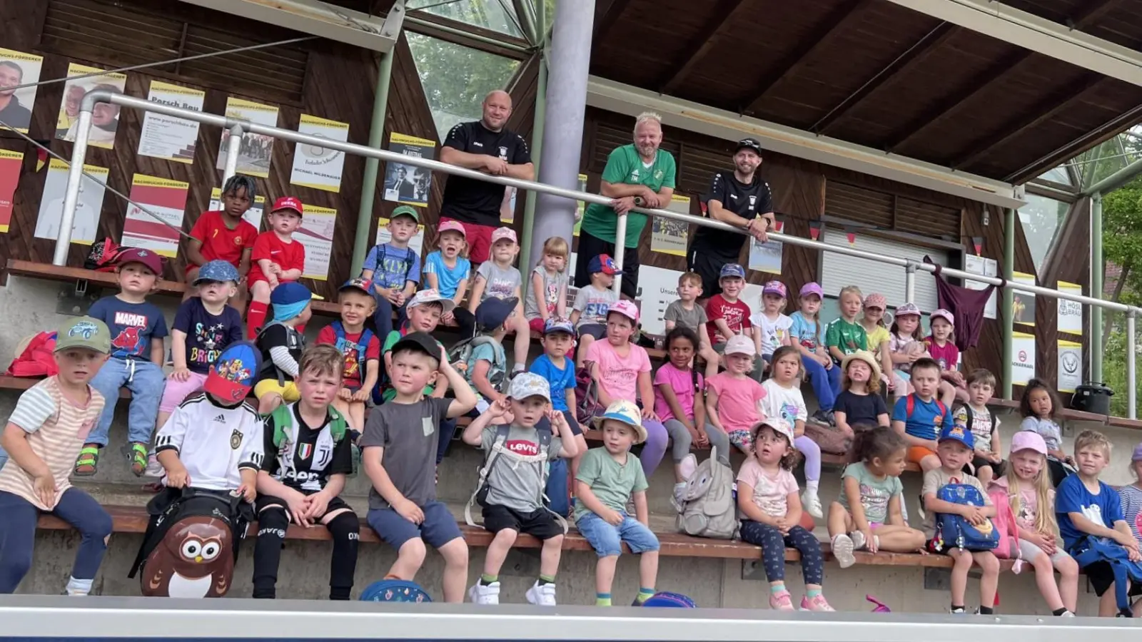 Die Mädchen und Buben des evangelischen Kindergartens Regenbogen Erbendorf waren zum Fußballaktionstag zum TSV-Gelände am „Kreinzl“ gekommen. (Bild: Evangelischer Kindergarten Regenbogen/exb)