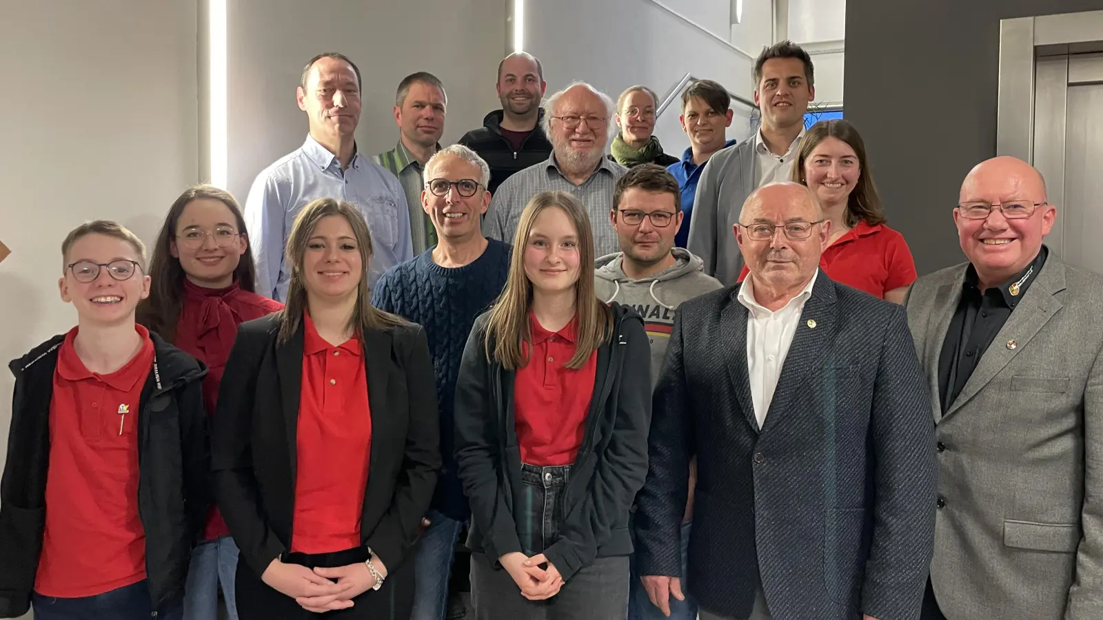 Bürgermeister Rudolf Teplitzky, Bezirksvorsitzender des Nordbayerischen Musikbundes Gerhard Engel und Kreisvorsitzender Joseph Ferstl gratulieren zur Wahl der neuen Vorstandschaft.  (Bild: Ingrid Biegerl)