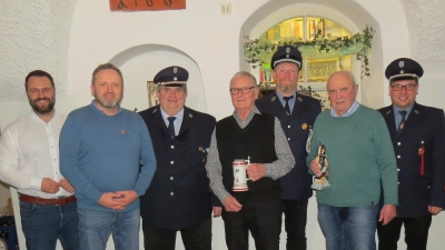 Ehrungen gab es bei der Feuerwehr Falkenberg, Das Bild zeigt (von links) Bürgermeister Matthias Grundler, Johannes Bauernfeind (40 Jahre Mitglied), Vorsitzenden Hubert Schedl, Hans Fischer (60 Jahre Mitglied), Kommandant Andreas Zölch, Adolf Mayer (65 Jahre Mitglied) und Zweiten Kommandanten Roland Höcht.  (Bild: Kathrin Bischof/exb)