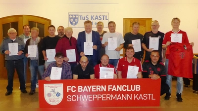 die Gründungsmitglieder, die den FC Bayern-München Fan-Club Schweppermann Kastl auf der Taufe gehoben haben. Von li. stehend Heinz Fasoldt, Klaus Gebhard, Franz Hammerl, Daniel Riehl, Christian Hondl, Georg Bauer, Stefan Braun, Markus Blomenhofer, Oliver König, Stefan Donhauser, Wolfgang Bauer und Hubert Rubenbauer, knieend: Sigi Kölbl, Harald Hiller, Tobias Bauer, Jürgen Rubenbauer und Rainer Angermann.  (Bild: Josef Piehler)