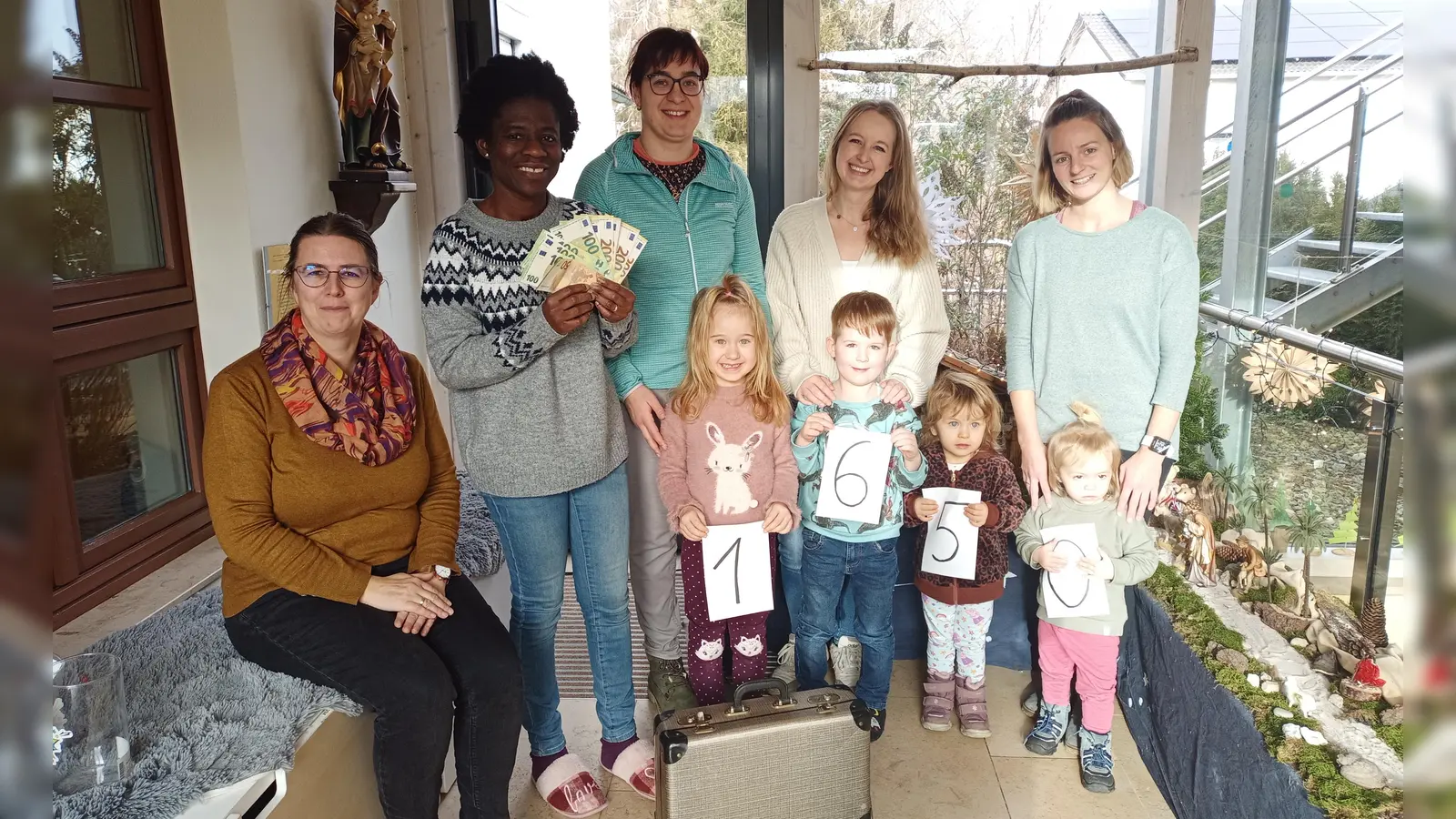 Auf dem Bild von links: Kinderhausleitung Monika Zeitler, Kinderpflegerin Ines Schicker und die drei Elternbeiräte Tina Wurm, Sabrina König und Julia Malzer mit ihren Kindern. (Bild: Katharina Pinzer)