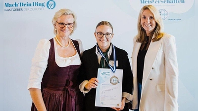 Anna-Lina Leupold mit Urkunde und Medaille des 2. Platzes. Es gratulierten DEHOGA-Vizepräsidentin Angela Inselkammer (links) und Kultusministerin Anna Stolz (rechts). (Bild: Inge Gebert)