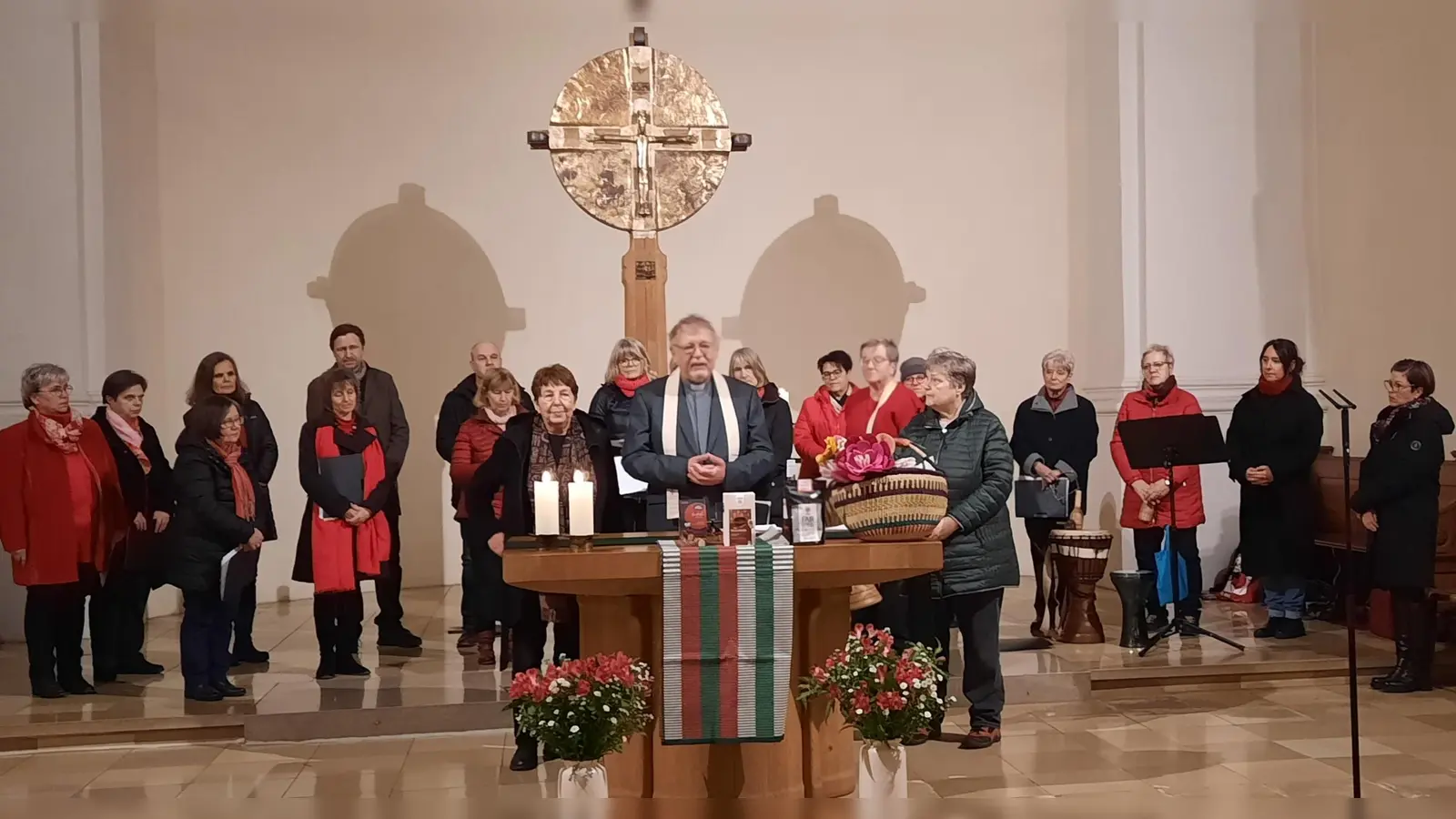 Gründungsmitglied Waltraud Mayerl, Pfarrer Wolfgang Bogner und die Musikgruppe Cababana. (Bild: Günther Zenger )