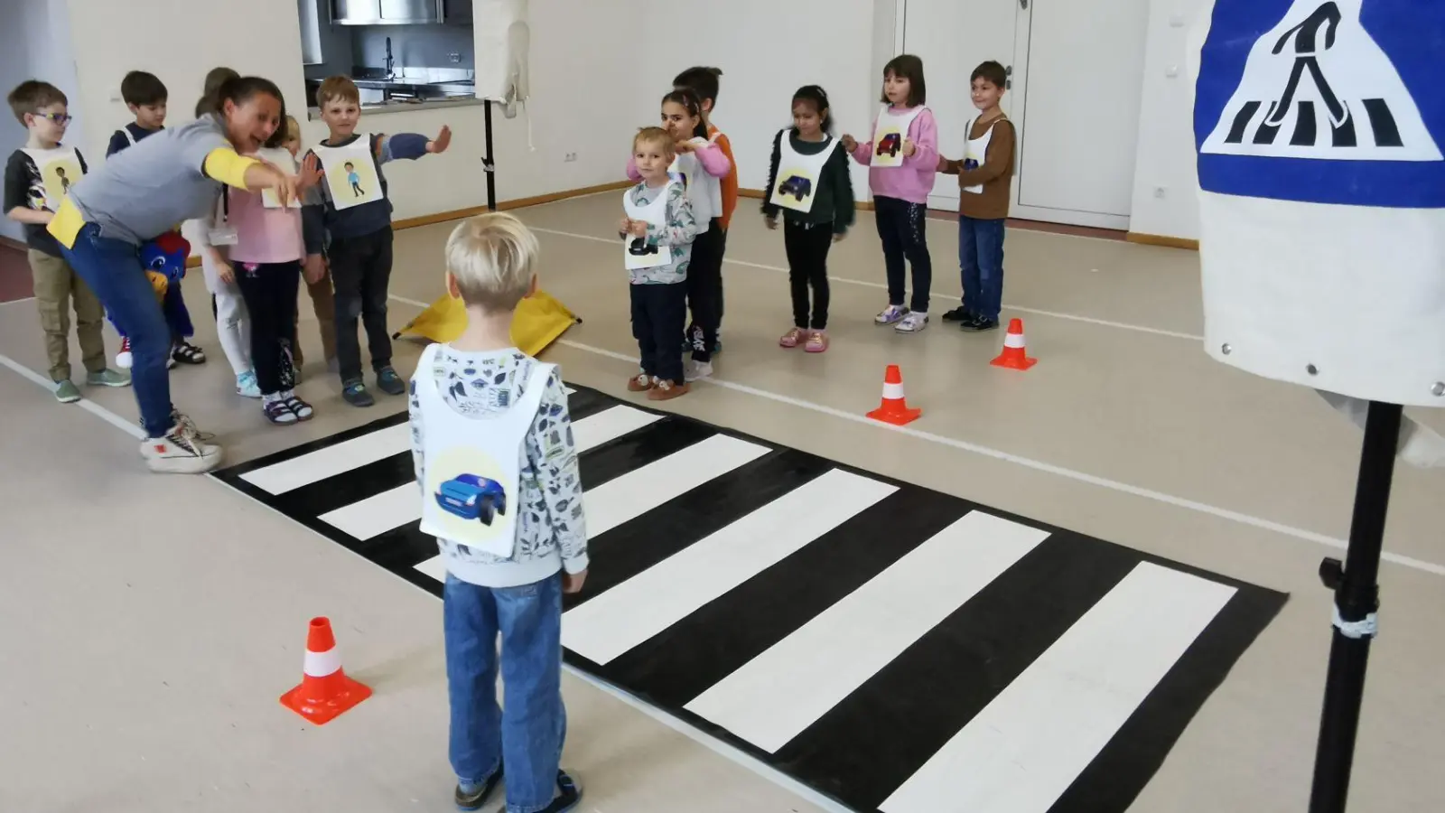 Die Kinder schlüpften in die Rollen eines Autofahrers und Fußgängers und Moderatorin Demi Ntellas von der ADAC-Stiftung begleitete mit dem Raben „Adacus” den Nachwuchs. (Bild: Karl Ziegler)