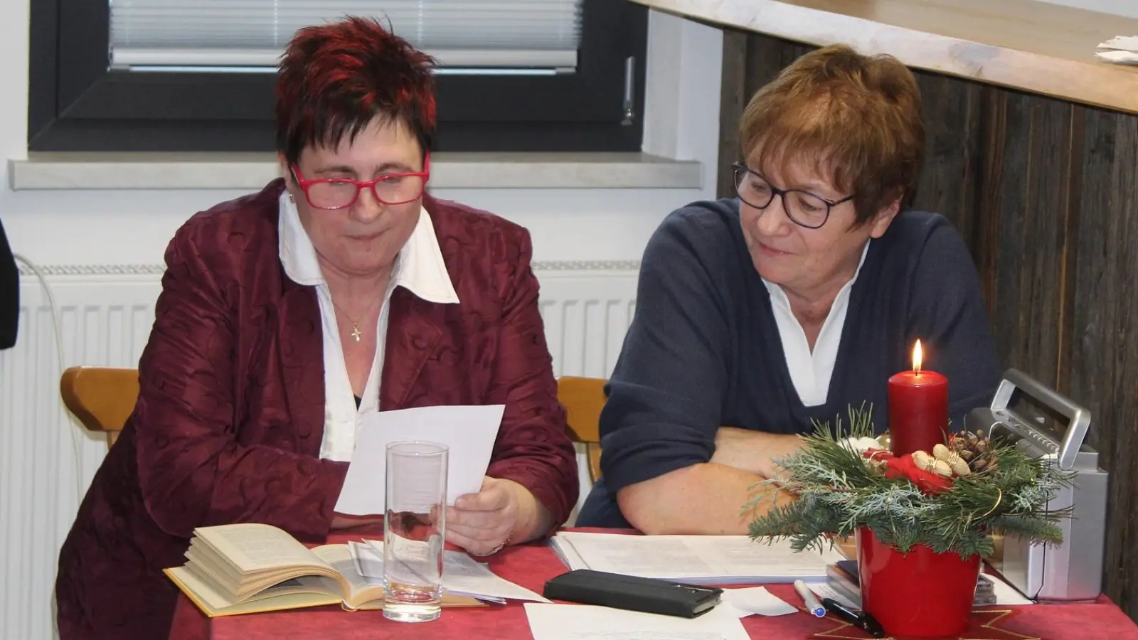 Rita Prunhuber (v.li) und Christa Lautenbacher führten durch das weihnachtliche Programm. (Bild: Josef Söllner)