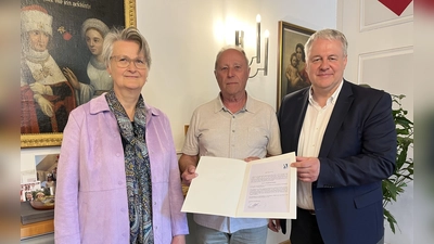 Siegfried Scholz wurde von Landrat Richard Reisinger und Dr. Maria Rita Sagstetter für weitere 5 Jahre zum Kreisarchivpfleger bestellt. (Bild: Christine Hollederer)