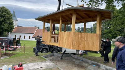  Dank vieler fleißiger Hände hat der Pavillon realisiert werden können.  (Bild: Christian Stangl)