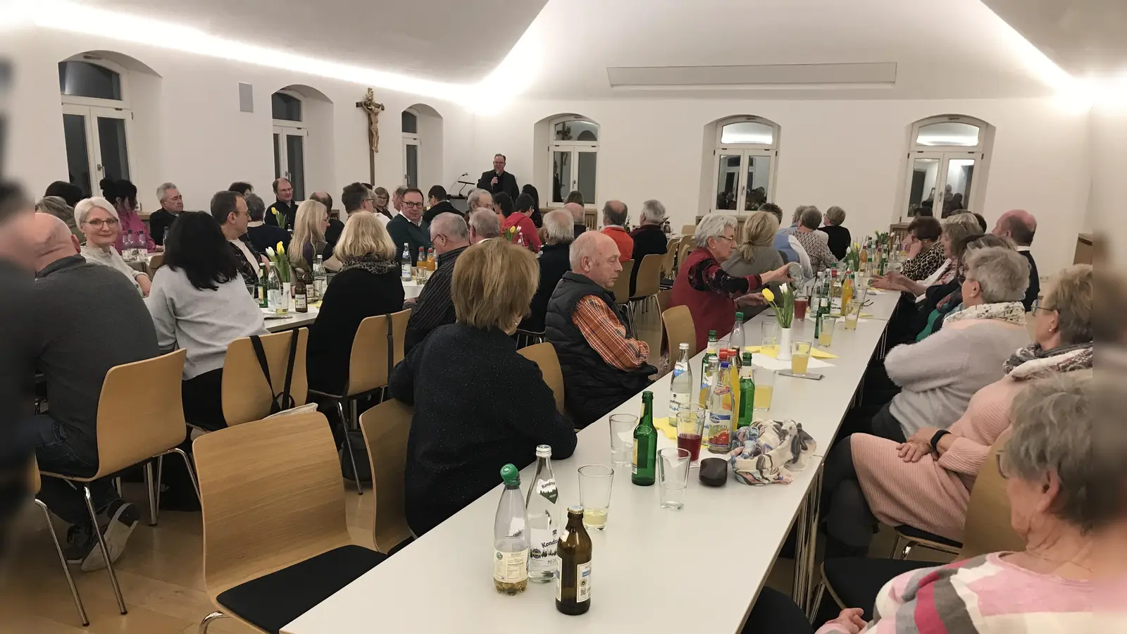 Gerne ließen sich die vielen Ehrenamtlichen im Pfarrsaal verwöhnen.  (Bild: Marianne Moosburger)