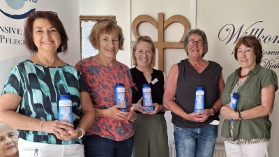 Auf dem Bild sind von links nach rechts: Monika Raab (KDFB), Evi Rauch (KDFB) Cynthia Stephan (Pflegedienstleitung Dr. Kastenbauer-Haus), Erika Beer (KDFB) und Johanna Lang (KDFB) (Bild: Evi Rauch: Evi Rauch)