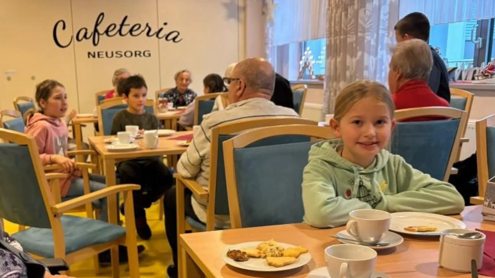 Offene Ganztagsschüler besuchen die Senioren. (Bild: Manuela Hecht)