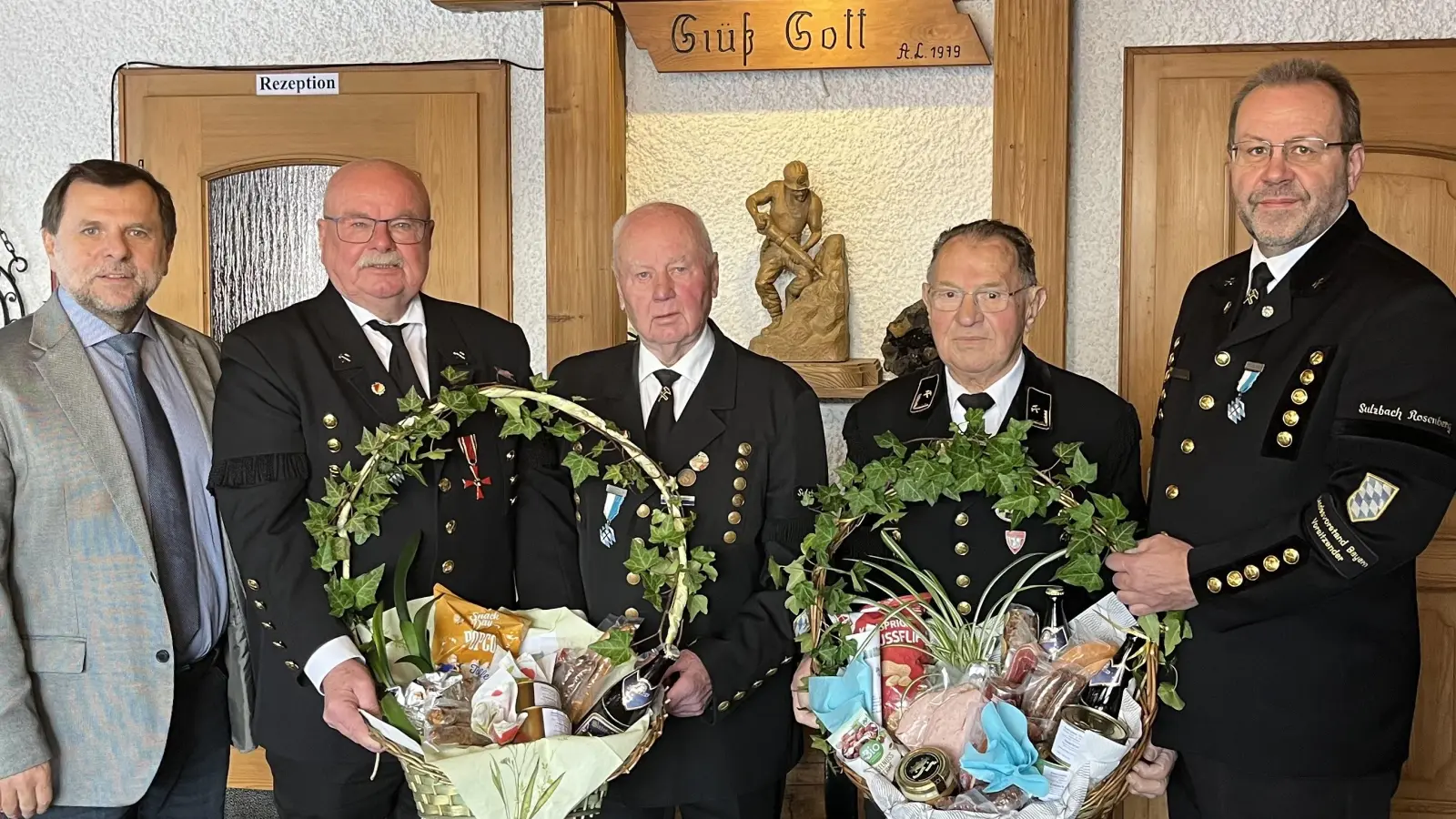 Die Tätigkeit, des Bergknappenverein als Traditionsverein ist nur durch die tatkräftige Mitarbeit vieler Mitglieder möglich, waren sich der 2. Bürgermeister Günther Koller, das Mitglied des Bundesvorstandes Hans Jürgen Reitzenstein (beide links) und der 1. Vorsitzende Armin Kraus (r.) bei der Verabschiedung von Josef Rieder und Georg Rubenbauer (m.) einig. (Bild: Wolfgang Berndt)