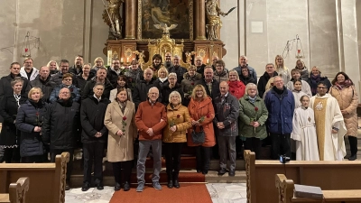 Am Bild, die Paare des Ehejubiläums sowie Herr Pfarrer Joseph, die Ministranten, Pfarrgemeinderatssprecherinnen Alexandra Kasseckert aus Friedenfels und Silke Bächer aus Fuchsmühl und Vertreterin Carolin Ernstberger Sachausschuss Ehe und Familie.  (Bild: Michaela Staufer)