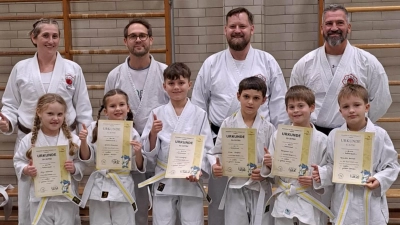 Vorne von links: Maja, Johanna, Leon, Elias, Benjamin und Benedikt hinten von links: Trainerin Julia Genari, Trainer Christian Kett, Trainer Tobias Schwendner und Prüfer Alexander Kraus. (Bild: Josef Schörner)