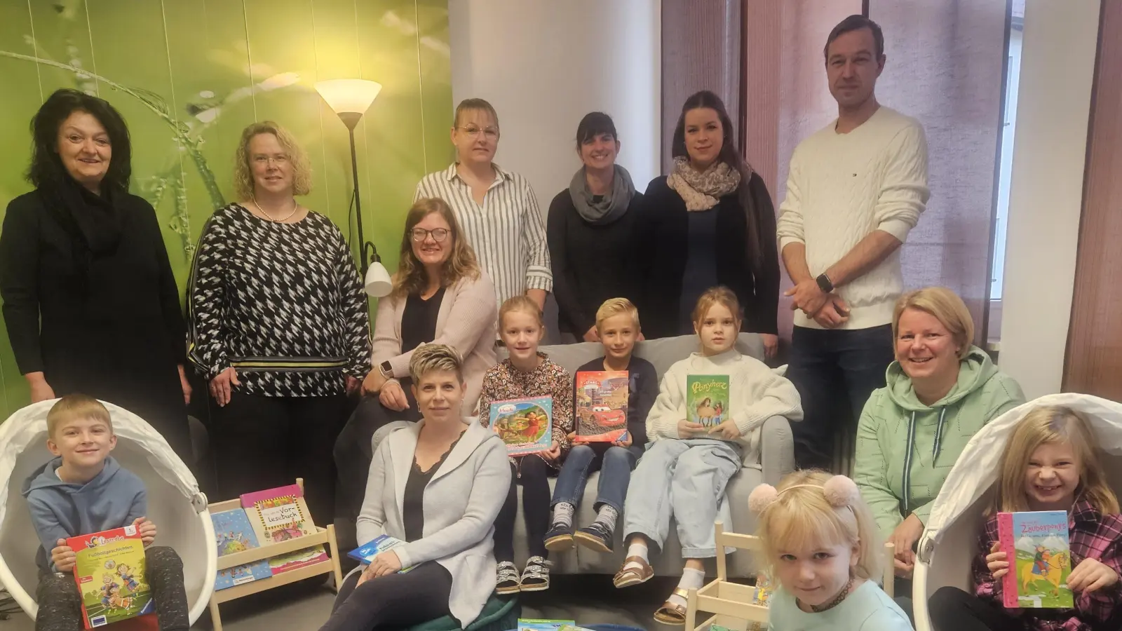 Freude herrschte nach der Übergabe des Lesezimmers beim Vorstand des Fördervereins Freunde der Grund- und Mittelschule Vilseck <br>mit Schülern der 2. und 3. Klasse und (hinten, von links) Fachoberlehrerin Edith Ruppert-Groher, Fördervereinsvorsitzende Barbara Streit, Christine Winkler, Tanja Schönl, Bianca Behrisch-Chappell, Sabrina Swift, Apotheker Florian Wild und (sitzend, von links) Iris Rittner und Susanne Plößner. (Bild: khg)