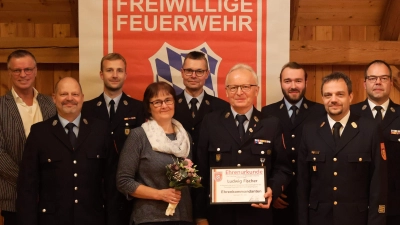 Die Feuerwehr Steiningloh-Urspring würdigte die großen Verdienste von Ludwig Fischer mit der Ernennung zum Ehrenkommandanten. (von links): Bürgermeister Herrmann Falk, stellvertretender Vorsitzender Michael Schulze, Vorsitzender Michael Pfab, Hedwig Fischer, Kommandant Josef Giehrl, Ehrenkommandant Ludwig Fischer, stellvertretender Kommandant Quirin Stauber, Kreisbrandinspektor Michael Iberer und Kreisbrandmeister Marco Weiß . (Bild: u)