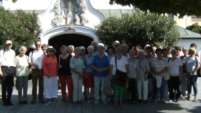 Die Wallfahrt der Stadtpfarrgemeinde Mariä Himmelfahrt und der Ehenfelder Pfarrei St. Michael führte traditionsgemäß nach Altötting. Knapp Vierzig Gemeindemitglieder aus beiden Pfarreien nahmen unter Leitung von Stadtpfarrer Johann Hofmann (links) daran teil und feierten im Kongregationssaal Eucharistie.<br><br> (Bild: Angela Schreiner)