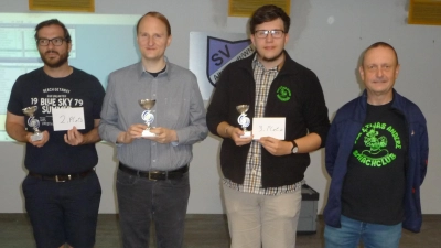 Siegerehrung: Von links: Thomas Weiß (2. Platz), Dr. Patrick Winter (1.Platz), Tobias Brunner (3. Platz), Turnierleiter Stefan Simmerl (Bild: Bernhard Hoppen)
