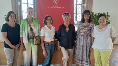 Die Bürgermeisterinnen (von links) Doris Lindner, Monika Breunig, Lydia Zahner, Hildegard Geismann, Evi Höllerer und Bärbel Birner im großen Saal des gotischen Rathauses. (Bild: Christina Plotts)