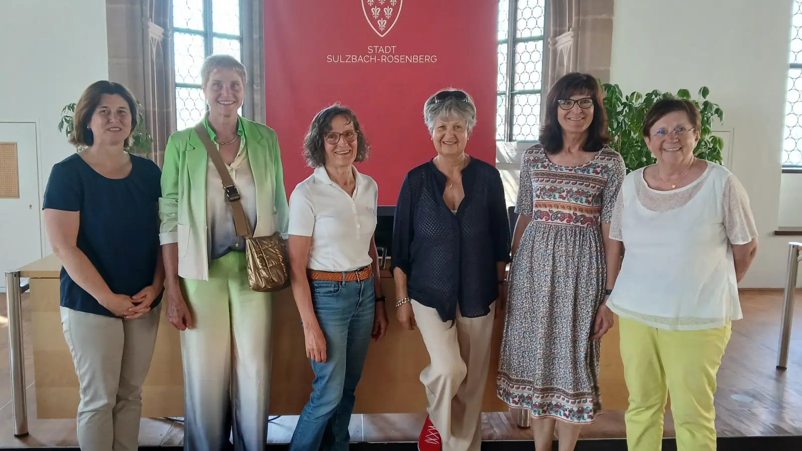 Die Bürgermeisterinnen (von links) Doris Lindner, Monika Breunig, Lydia Zahner, Hildegard Geismann, Evi Höllerer und Bärbel Birner im großen Saal des gotischen Rathauses. (Bild: Christina Plotts)