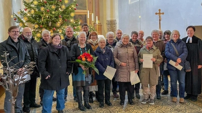 Die geehrten Mitglieder des Chors „Sing mit” mit Pfrin Mirlein (Bild: Christina Ponader)