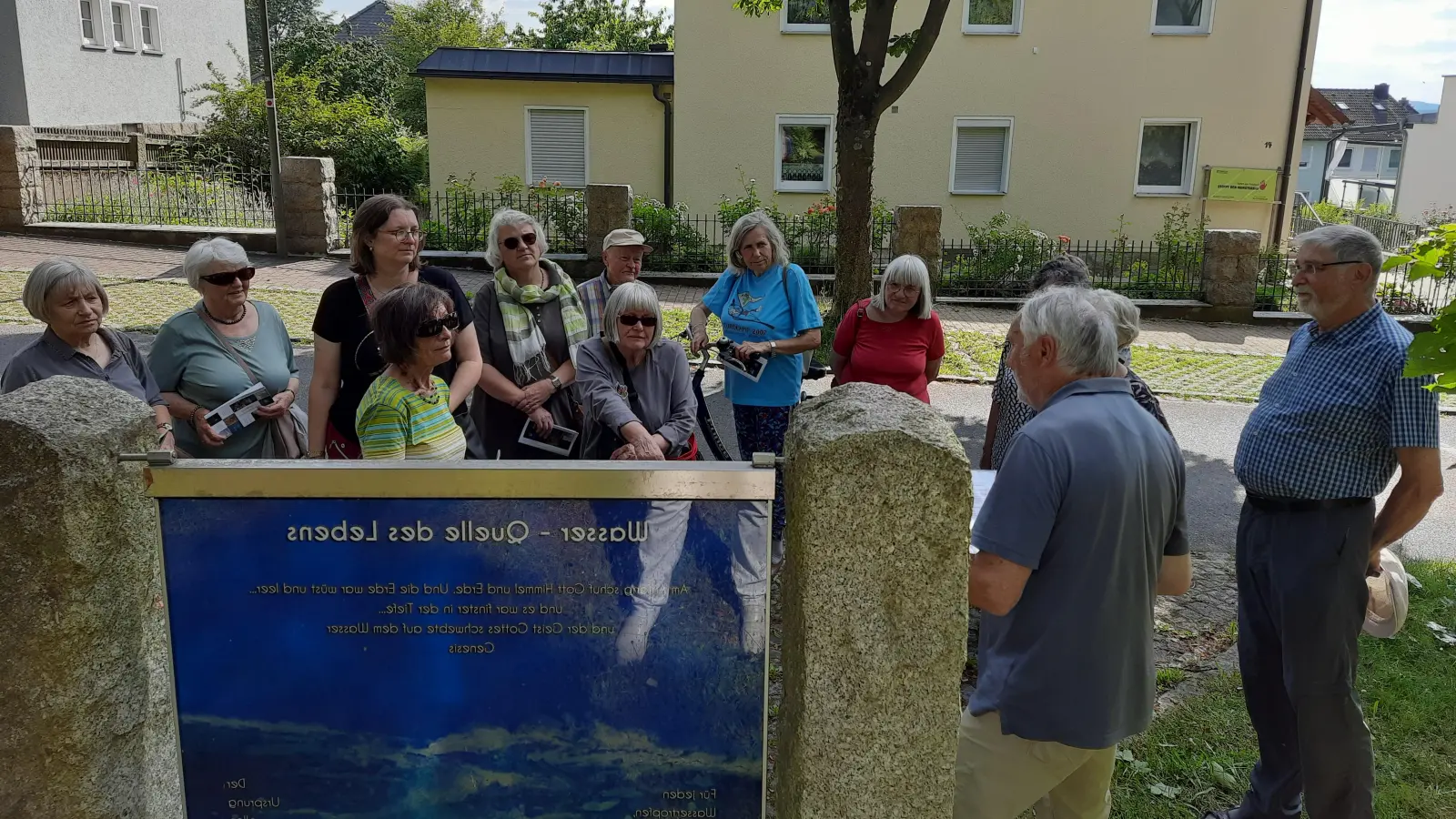 Gruppe mit Herrn Umann (Bild: Brunhilde Spannl)