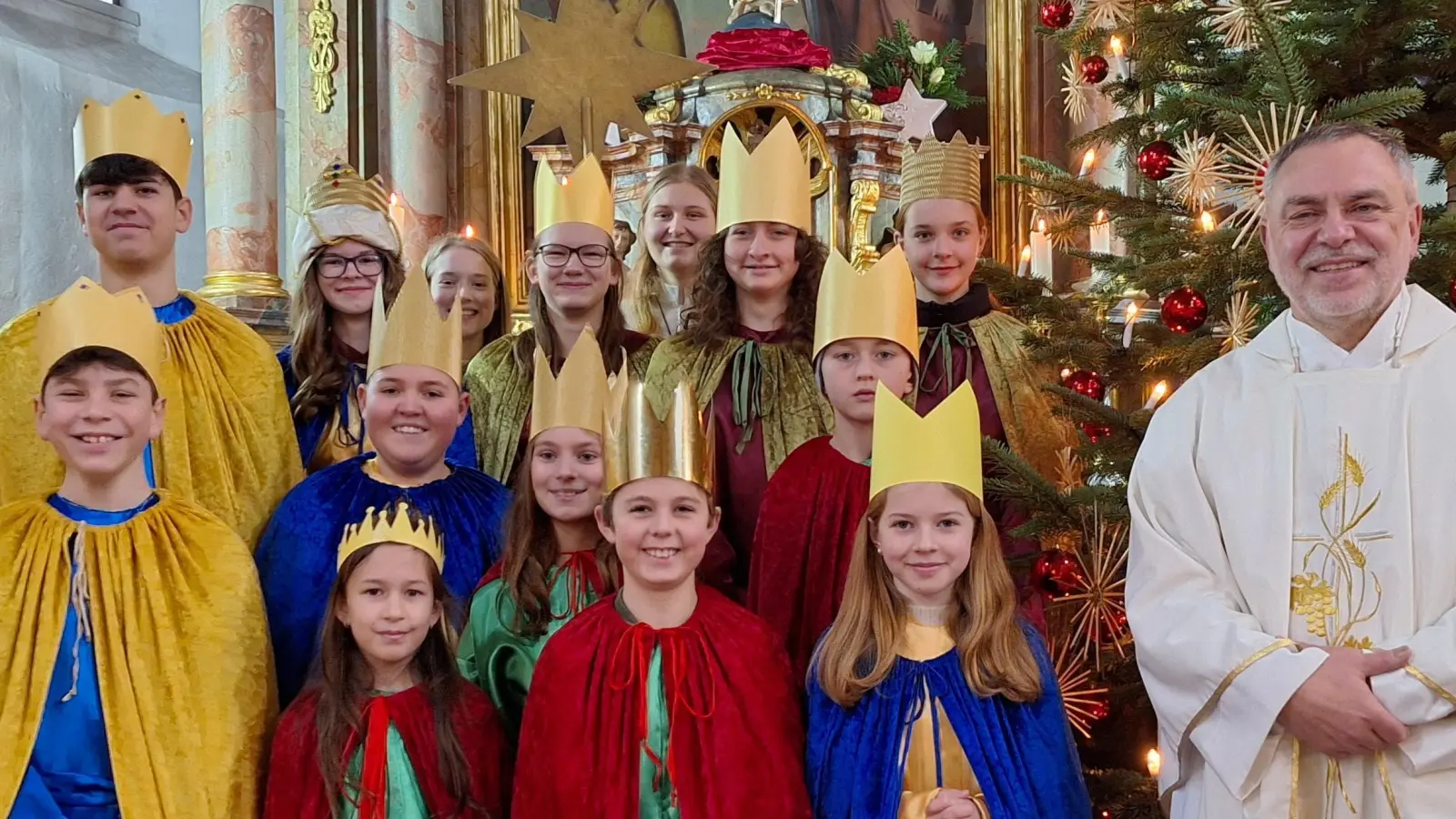 Pfarrer Josef Irlbacher (rechts) empfängt die Paulsdorfer Sternsinger Paulsdorf zurück in der Kirche. (Bild: Christine Schwarz/exb)