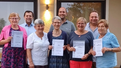 Auf dem Bild von links nach rechts: Anneliese Knarr, 2.Bgm Günther Koller, Marianne Zangl, Elke Hirt, KFB Markus Fuchs, Irmgard Doleschal, Klaus Herbst, Hildegard Pfannenstein.  (Bild: Gabriele Herbst-Hartung )