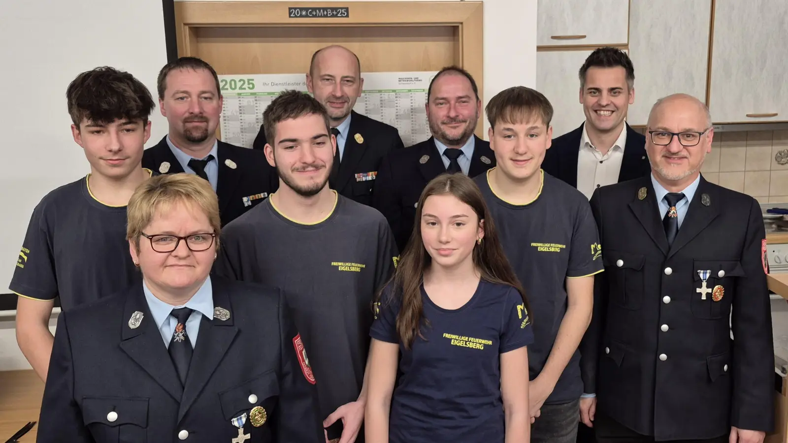 Vorsitzender Holger Most, Bürgermeister Rudolf Teplitzky, Michael Most, Kommandant Gottfried Berger, Katharina Berger, Kreisbrandrat Christian Demleitner, Niklas Stigler, Kreisbrandmeister Peter Killermann, Jugendwartin Martina Stigler und Josef Berger (von rechts). (Bild: Gottfried Berger)