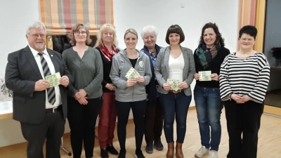 Pfarrer Arnold Pirner, Schatzmeisterin Marianne Paulus, Luise Köllner, Susi Höchtl, Rita Gleißner, Enikö Nagy, Christina Neiß, Petra Irlbacher (von links) bei der Übergabe der Spenden.  (Bild: rgl)