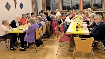 <br>Geselligkeit pflegten die Mitglieder der Rehbühlsiedler bei ihrem Herbstfest im Pfarrheim Maria Waldrast, dazu kamen Ehrungen und Gastlichkeit am Abend. (Bild: Oswald Zahn)