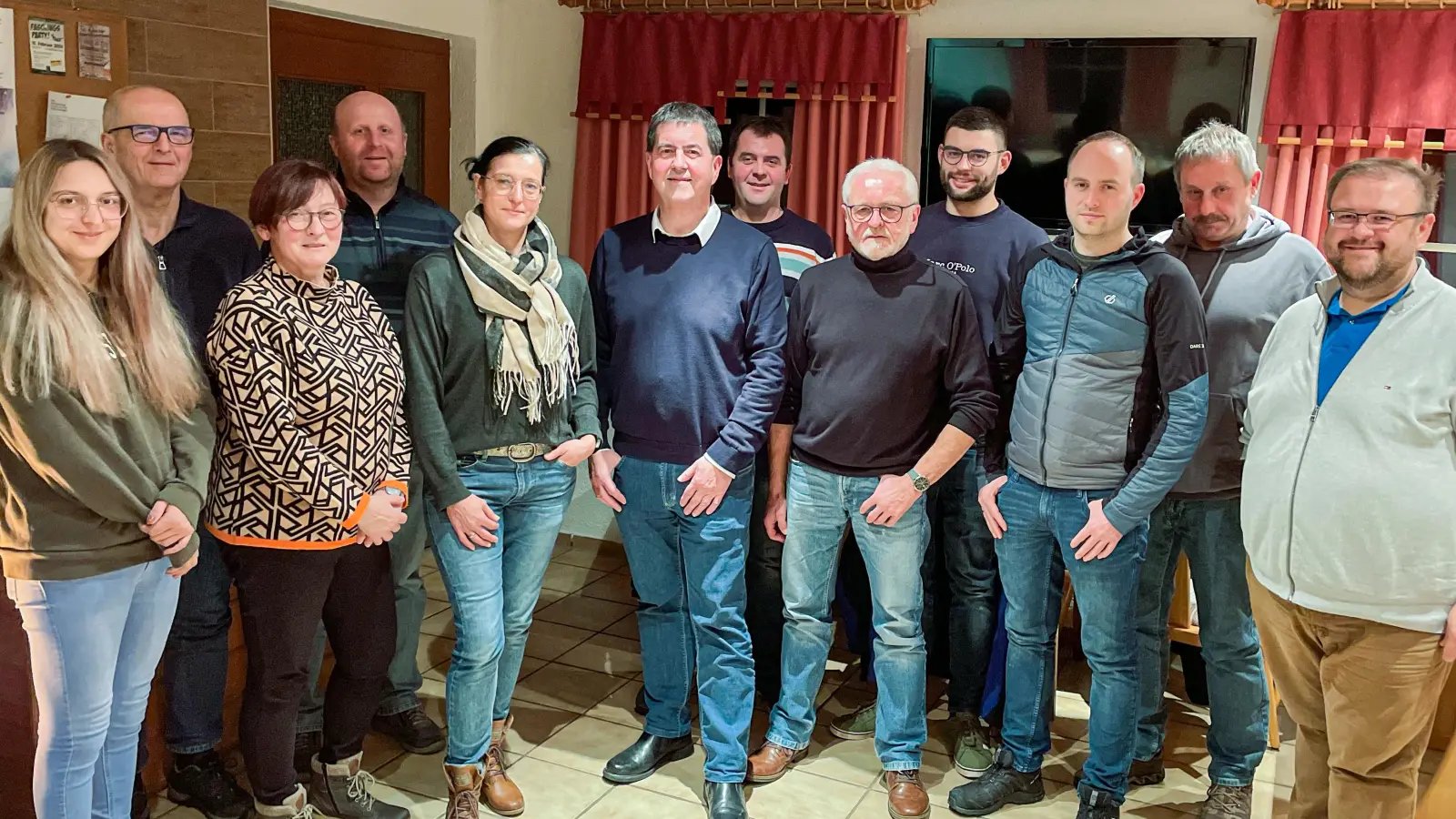 Das Organisationsteam für den historischen Erntedankzug der Pfarrei Kastl: (von links) Lisa Schleicher, Rudi Stahl, Elisabeth Merkl, Martin Stangl, Tanja Steinkohl, Arno Stahl, Martin Wöhrl, Max Kirchberger, Patrick Schleicher, Lukas Haberkorn, Roland Wagner und Bürgermeister Hans Walter. (Bild: exb)