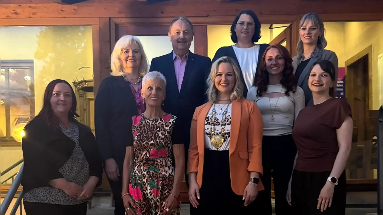 Die neu gewählte Vorstandschaft: in der hinteren Reihe Sieglinde Weigl, Reinhard Scharl, Katja Scherbel, Celina Igl; vorne Daniela Reuschel, Iska Rausch von Traubenberg, Anja Weigl, Elena Obermeier und Lisa Falk. (Bild: Jürgen Mühl)
