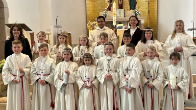 Die Erstkommunionkinder in Begleitung von Pfarrvikar Pater James George und ihren Lehrerinnen Anita Kleeberger (links) und Dr. Elisabeth Hammer-Butzkamm (hinten Mitte). (Bild: Kathrin Bischof)