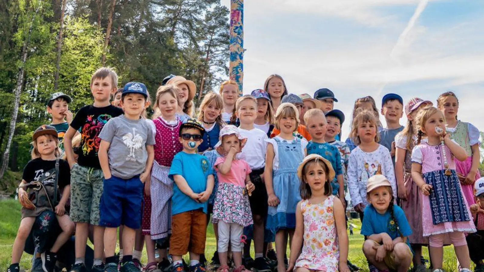 Voller Stolz waren die Kinder auf ihren eigenen Maibaum, den sie mit Hilfe des OWV aufstellen durften. (Bild: Stefan Jäger/exb)