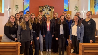 KLJB Gaisthal-Rackenthal mit Musikkreis und den beiden geistlichen Begleitern Pfarrer Philipp Fischer und Gemeindereferent Christian Glaser.  (Bild: Elisabeth Bücherl-Beer)