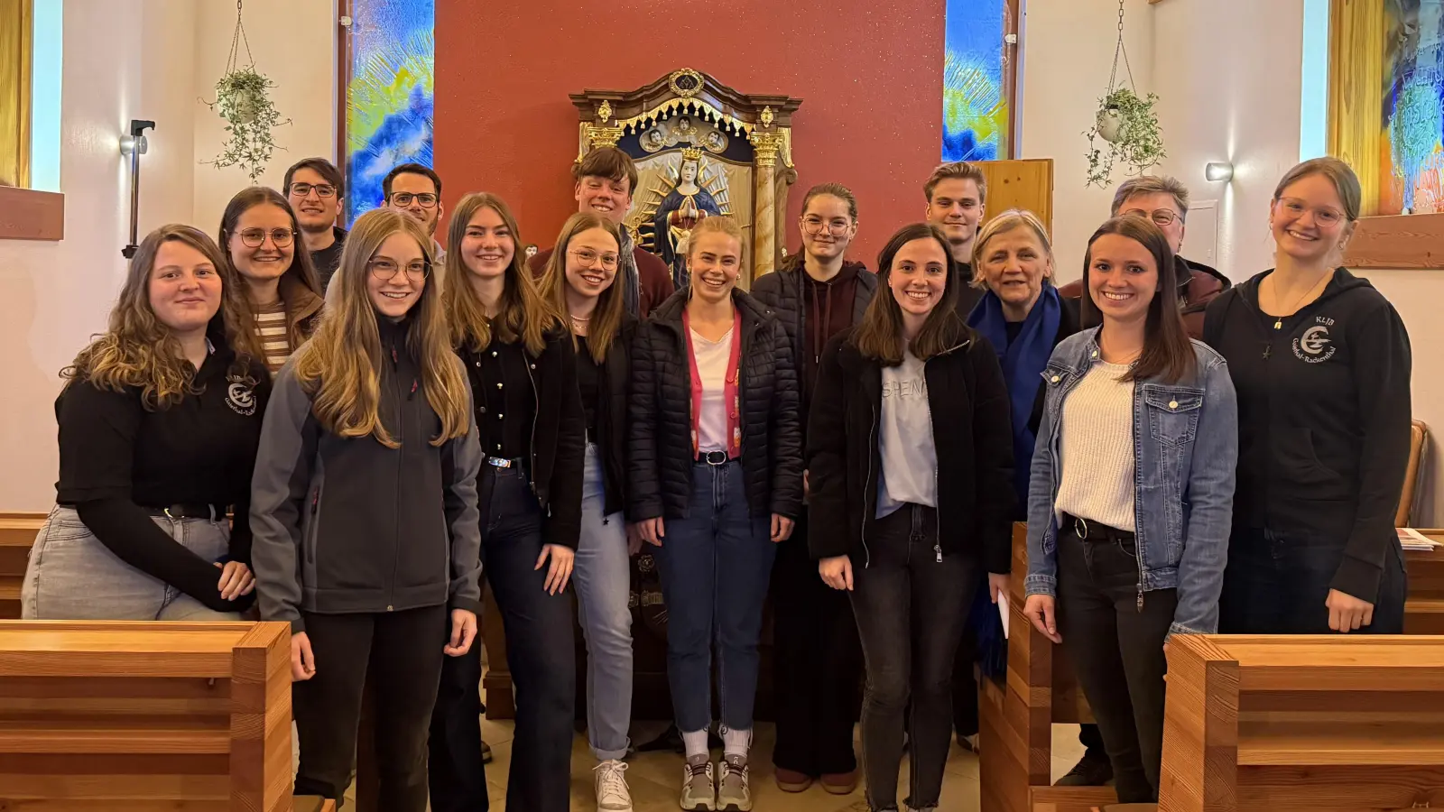 KLJB Gaisthal-Rackenthal mit Musikkreis und den beiden geistlichen Begleitern Pfarrer Philipp Fischer und Gemeindereferent Christian Glaser.  (Bild: Elisabeth Bücherl-Beer)