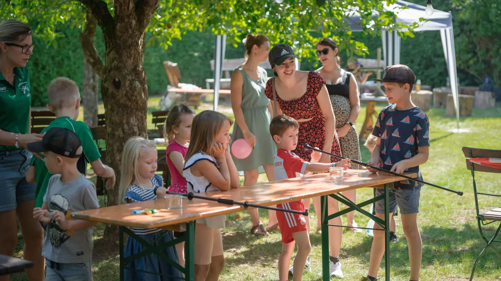 Am einen Ende wird in das Blasrohr hineingepustet, am anderen schießt ein Pfeil heraus und auf die mit Luftballons präparierte Zielwand.  (Bild: Alex Birner)