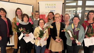 Die Geehrten mit den Ehrengästen (von links): Bezirksvorsitzende Barbara Gerl, Michaela Holzner, Gerda Lettl, Elfriede Walleter, Hedwig Gerl, Tatjana Hermann, Vorsitzende Susanne Herding, Gertraud Neiswirth, Beate Wollmann und Andrea Nagler. (Bild: Kathrin Fischer/exb)
