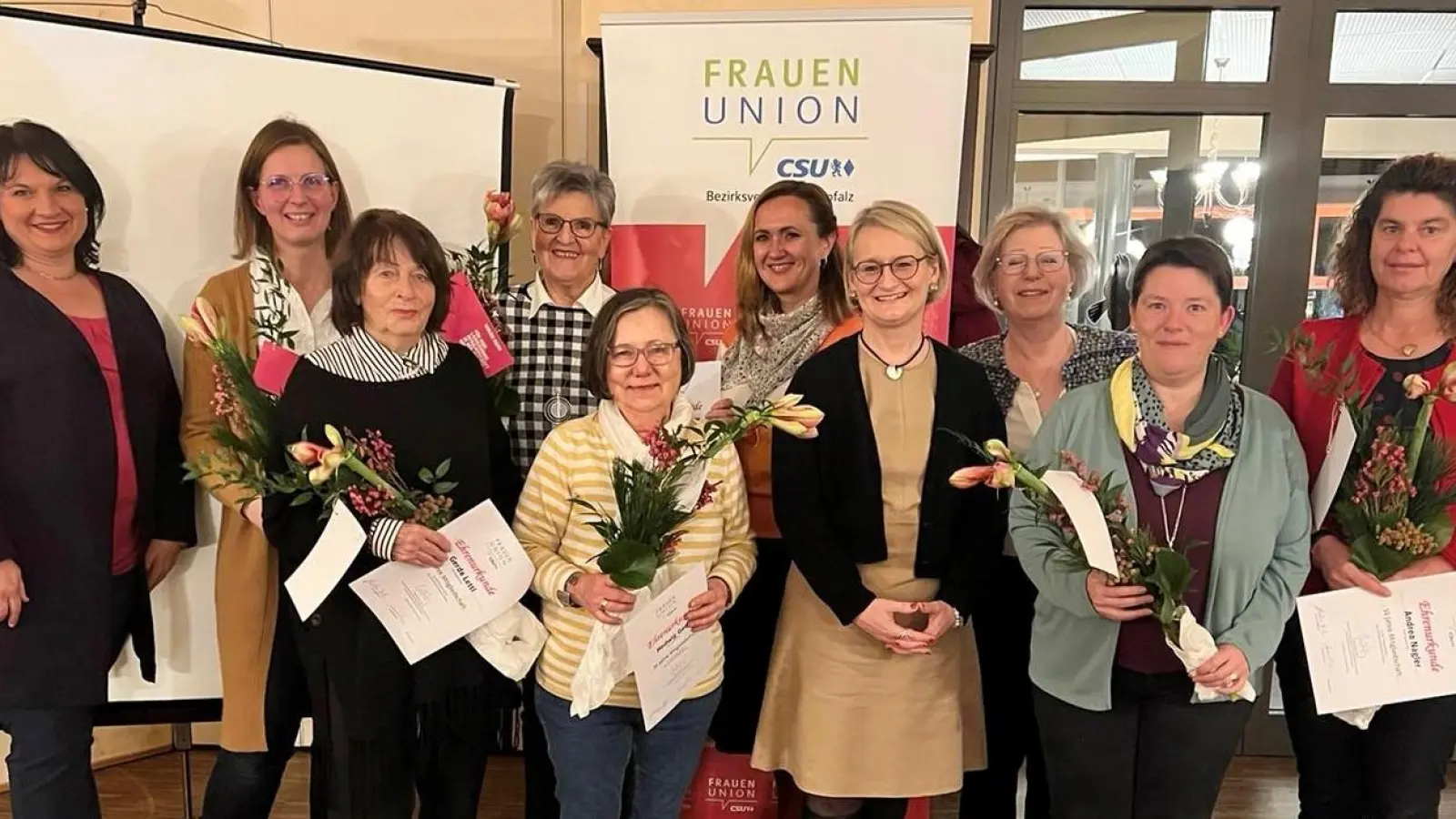 Die Geehrten mit den Ehrengästen (von links): Bezirksvorsitzende Barbara Gerl, Michaela Holzner, Gerda Lettl, Elfriede Walleter, Hedwig Gerl, Tatjana Hermann, Vorsitzende Susanne Herding, Gertraud Neiswirth, Beate Wollmann und Andrea Nagler. (Bild: Kathrin Fischer/exb)
