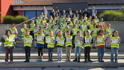 Strahlende Gesichter der Vilsecker Viertklässler nach der Wimpelübergabe mit den Gratulanten (hinten, von links) 1. Bürgermeister Hans-Martin Schertl, Konrektorin Claudia Neidl, Iris Rittner, Susanne Plößner, Claudia Rode, Selina Apfel, Nicole Milde, Philipp Böhme und Josef Göttlinger. (Bild: Karl Heinz Grollmisch)