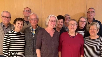 Ein Teil der Pokalsieger und Clubmeister (von links) mit Spielleiter Joachim Bringmann, Maria Sperber, Reinhold Sendelbeck, Helmut Sperber, Franziska Körmer, Helga Haslbeck, Laura Hach, Carola Schmidbauer, Birgit Eckl, Thomas Hach und Vorsitzende Margot Landgraf. (Bild: Jens Benndorf/exb)