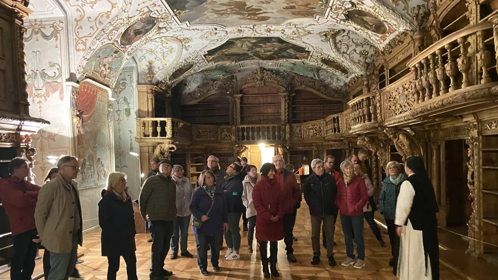 Priorin Sr. Sophia Schlembach erläutert die Maßnahmen im Bibliothekssaal (Bild: Markus Scharnagl)